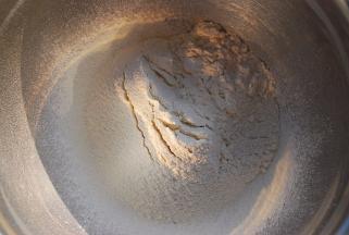 低粉，泡打粉，先过筛