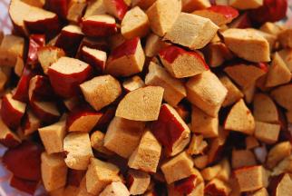 去核切成小碎块，一旁备用