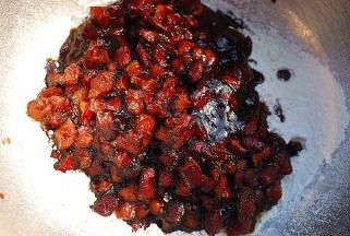 将红枣混合物，倒入之前过筛好的面粉中