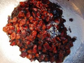 将红枣混合物，倒入之前过筛好的面粉中