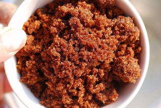 锅中加入130g清水，加入切好的红枣碎，稍稍煮软，依次加入小苏打2.5ML，30g红糖，30g黄油，直到全部融化混合为止