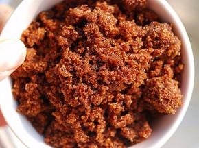 锅中加入130g清水，加入切好的红枣碎，稍稍煮软，依次加入小苏打2.5ML，30g红糖，30g黄油，直到全部融化混合为止