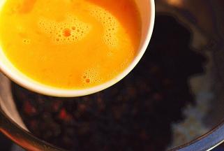 最后，倒入一只全蛋液，用刮刀从下往上翻拌均匀，直到面粉全部混合均匀