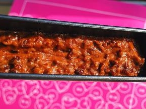 将拌匀的面糊从高处倒入模具，用力震几下