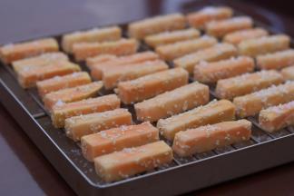 3.放到不沾烤盘烤网上