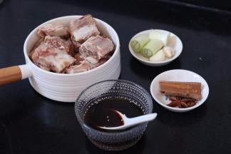 1.排骨清洗干净 准备好所有的材料备用