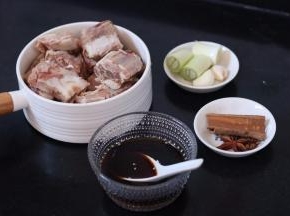 1.排骨清洗干净 准备好所有的材料备用