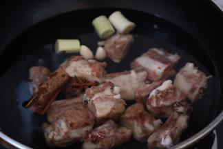 2.锅内放入适量的清水 冷水放入排骨 葱姜蒜 八角 桂皮 花椒中火煮30分钟左右