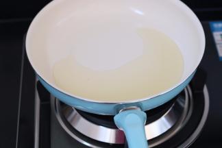 3.煮好控干水份另起一口锅 小火倒入少许的植物油
