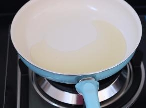 3.煮好控干水份另起一口锅 小火倒入少许的植物油