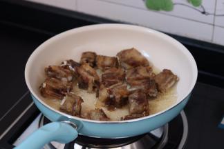 4.放入排骨小火两面煎黄