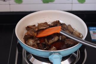 5.倒入糖醋汁 小火收汁 出锅之前撒上适量的白芝麻即可