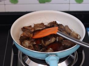 5.倒入糖醋汁 小火收汁 出锅之前撒上适量的白芝麻即可