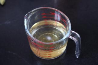 1.将吉利丁片隔冷水泡软