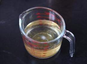 1.将吉利丁片隔冷水泡软