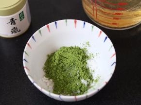 2.抹茶加入糖混合均匀