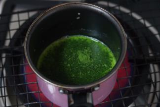 4.分多次加入抹茶（要不然容易结块）再加入泡软的吉利丁 融化后关火 放凉