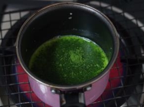 4.分多次加入抹茶（要不然容易结块）再加入泡软的吉利丁 融化后关火 放凉