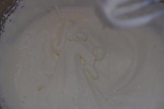 5.淡奶油加糖打发至6分发