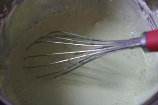6.混合淡奶油和抹茶液过滤即可为抹茶慕斯液