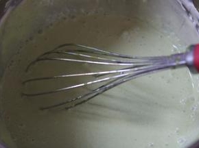 6.混合淡奶油和抹茶液过滤即可为抹茶慕斯液