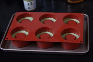 7.把慕斯糊分别倒入6连堡尔美克硅胶中5分满