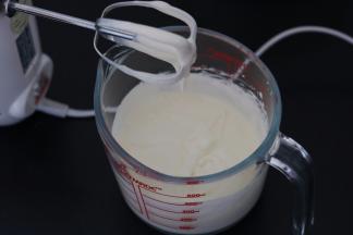 9.现在来做酸奶慕斯，先将淡奶油加糖打6成发