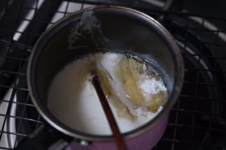 10.将酸奶取出60克放入泡软的吉利丁加热融化