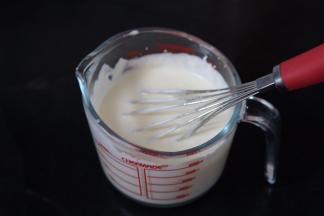 11.室温放凉加入剩下的酸奶，倒入淡奶油中