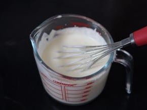 11.室温放凉加入剩下的酸奶，倒入淡奶油中
