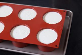 12.过滤放入模具中 冷藏2小时 再冷冻2小时即可脱模