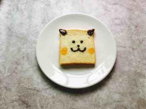 涂一点杏子酱在嘴巴的两边，也可以用草莓酱