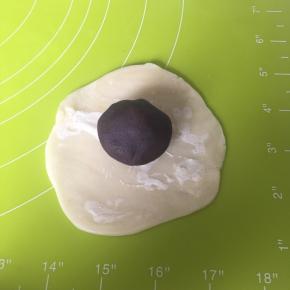 擀成面面，包入大概20g左右的红豆沙，红豆沙需要滚圆，方便包入，像包包子一样收口