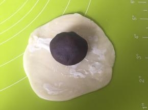 擀成面面，包入大概20g左右的红豆沙，红豆沙需要滚圆，方便包入，像包包子一样收口