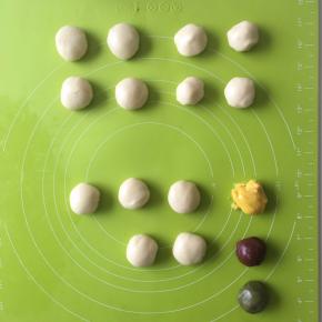 油酥材料混合，搅拌，揉成团即可（我用了几个油酥做成彩色的，可忽略这一步），水油皮平均分为9份，油酥也平均分为9份（水油皮大概一个20g、油酥大概一个18g）