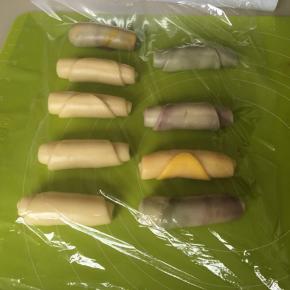 然后卷起来，盖上保鲜膜松弛15分钟