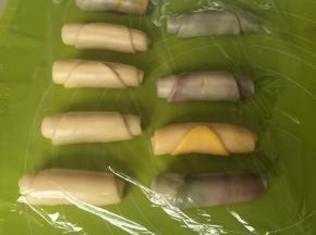 然后卷起来，盖上保鲜膜松弛15分钟