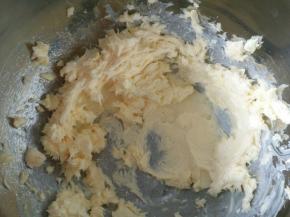 3.加入糖粉打发至膨胀发白