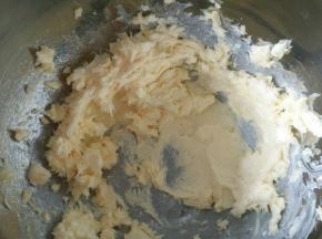 3.加入糖粉打发至膨胀发白