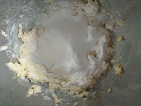 4.分两次加入蛋液 待第一次搅拌均匀后再加入下一次