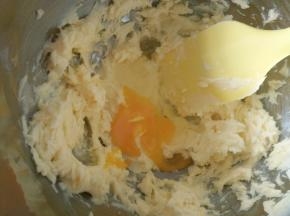 5.筛入低筋面粉切拌均匀