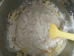 6.加入蔓越莓干 搅拌均匀