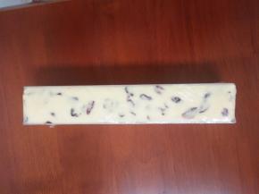 8.取出后切片放入烤盘，每个饼干之间要留有一定的空隙 防止烘烤时面团膨胀粘连到一起