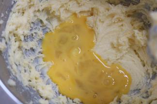 3.蛋液分三次加进去，每加一次要用打蛋器低速打至完全吸收后再加下一次