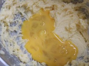 3.蛋液分三次加进去，每加一次要用打蛋器低速打至完全吸收后再加下一次