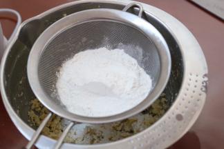 4.筛入低筋面粉和泡打粉用拌均匀