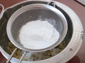 4.筛入低筋面粉和泡打粉用拌均匀