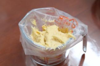 5.将面糊装入裱花袋内
