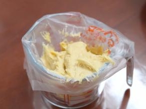 5.将面糊装入裱花袋内