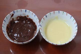 8.巧克力加入适量的淡奶油融化，在蛋糕上插上纸棒均匀的裹上巧克力液就好了